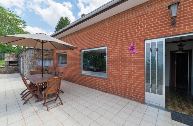 Acogedora casa de vacaciones en Marche-en-Famenne con jardín, terraza y sauna