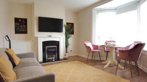Holiday Home - Beautiful Two bedroom House in Glasgow & Free Parking