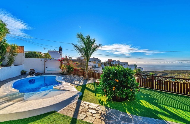 Casa de vacaciones "Bernarda" con piscina climatizada, vistas al mar, piscina privada y Wi-Fi
