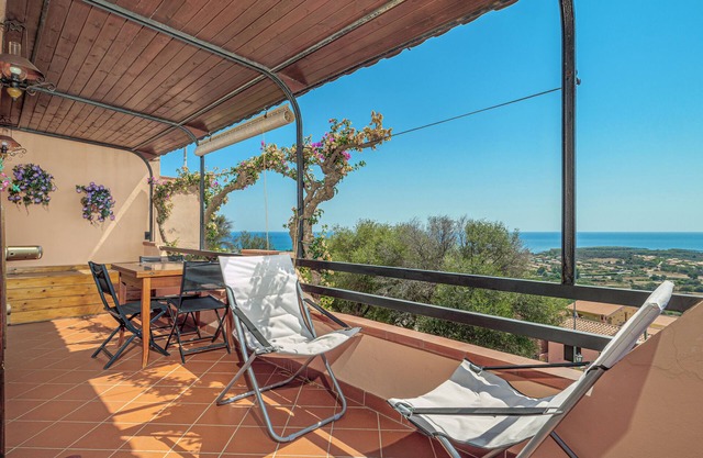 Casa de vacaciones 'Bouganville House' con vistas al mar, terraza privada y jardín compartido