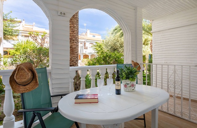 Casa de vacaciones 'Casa en la playa con piscinas 297' con piscina compartida