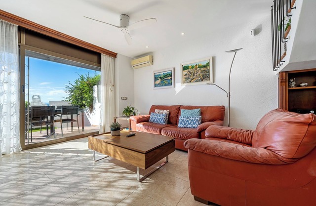 Casa de vacaciones 'Ca La Montse' con vistas al mar, terraza privada y Wi-Fi