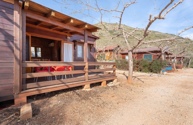 Casa de vacaciones 'Cabaña Madera B' con vistas a la montaña, Wi-Fi y aire acondicionado