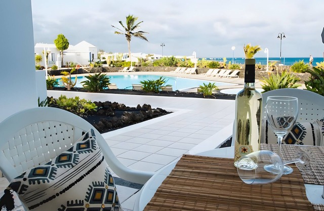 Casa Vacacional 'Caleta Campos Bungalows' con Vista al Mar, Piscina Compartida y Wi-Fi