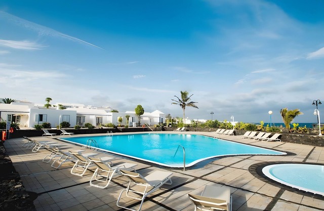 Casa Vacacional 'Caleta Campos Bungalows' con Vista al Mar, Piscina Compartida y Wi-Fi