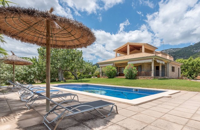 Casa de vacaciones Cas Mestre con vistas a la montaña, Wi-Fi, jardín, terraza y piscina; aparcamiento disponible