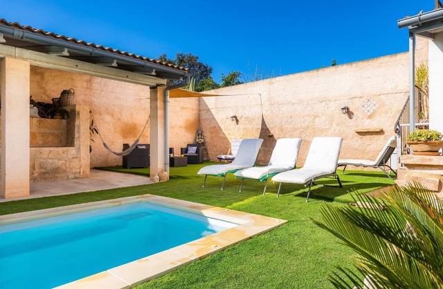 Casa de vacaciones 'Cas Padri Teco' con piscina, jardín y Wi-Fi