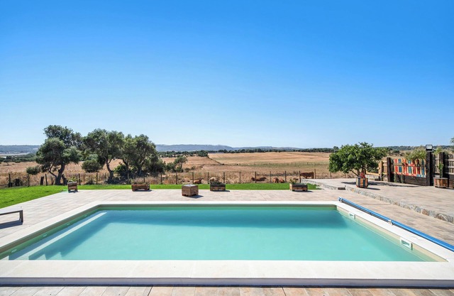 Casa de vacaciones 'Casa Andrea' con vistas a la montaña, piscina compartida y Wi-Fi