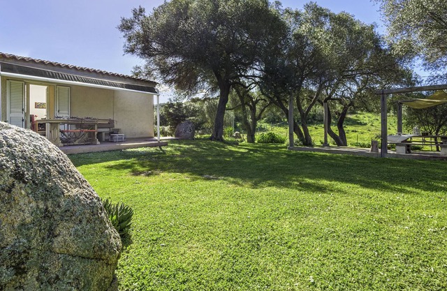 Casa de vacaciones 'Casa Clara' con vistas al jardín, terraza privada y Wi-Fi