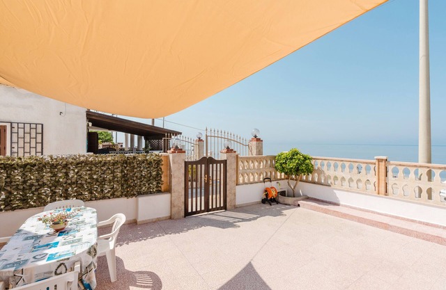 Casa vacacional 'Casa Damari-Fronte Spiaggia' con vistas al mar y terraza privada