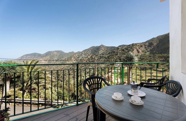 Casa de vacaciones 'Casa De Berta' con vistas a la montaña, terraza privada y Wi-Fi