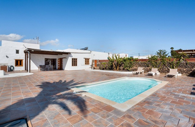 Casa vacacional 'Casa La Caldereta' con vistas a la montaña, piscina privada y Wi-Fi