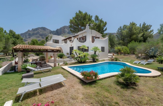 Casa de vacaciones 'Casa Luisa' con vistas al mar, piscina privada y Wi-Fi