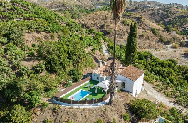 Holiday Home 'Casa Tropical' with Mountain View, Private Pool and Wi-Fi