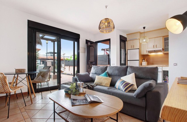 Casa de vacaciones 'Casa Vicente Majanicho' con piscina compartida, terraza privada y Wi-Fi