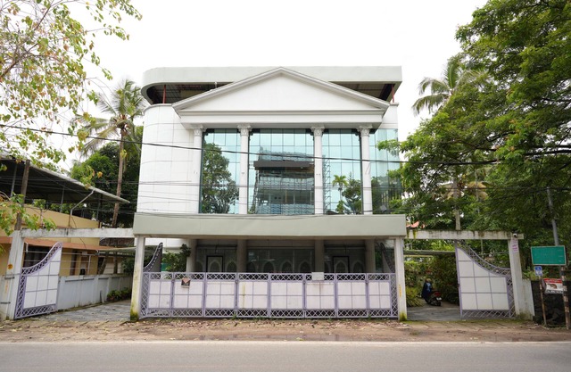 Holiday Home Cochin Located in Ernakulam Near to Gandhi Square, Poonithura.
