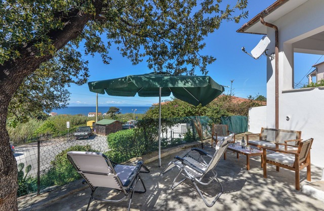Casa de vacaciones 'Costa Del Sole' con vistas al mar, terraza privada y Wi-Fi