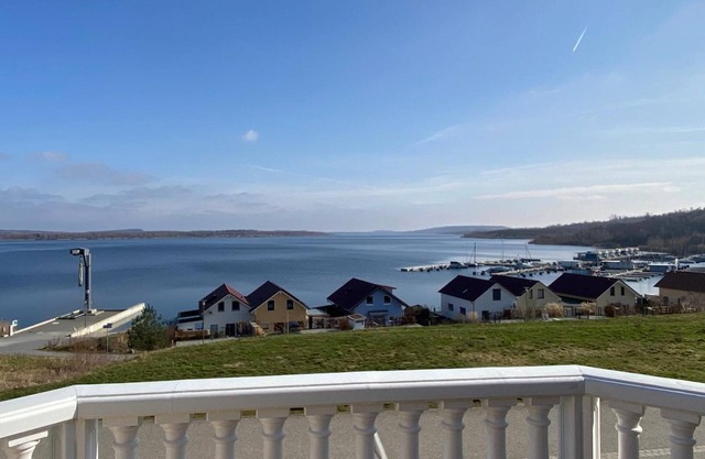 Holiday Home 'Ferienhaus Seeblick - Marina Mücheln' with Lake View, Private Terrace and Wi-Fi