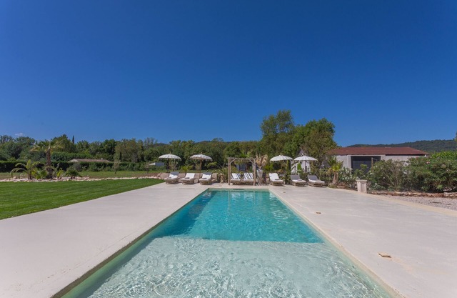 Casa de vacaciones 'Le Mas Montserrat' con vistas a las montañas, Wi-Fi y aire acondicionado