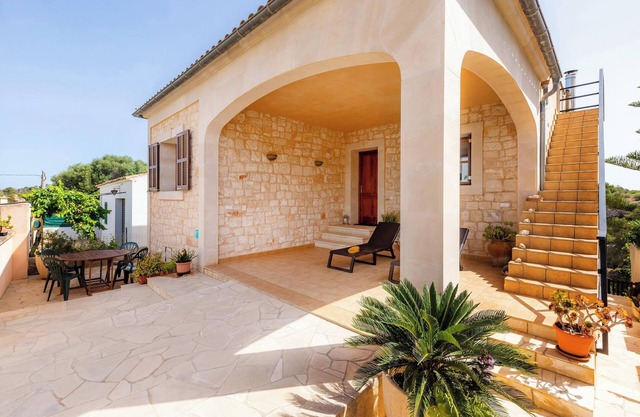 Casa vacacional 'Es Domingos' con terraza privada, Wi-Fi y aire acondicionado