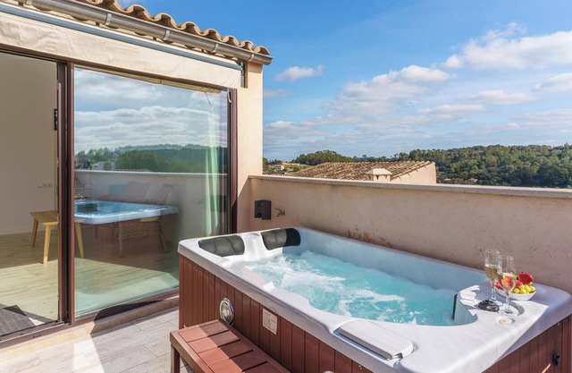Casa de vacaciones 'Es Raco' con vistas a la montaña, bañera de hidromasaje y terrazas