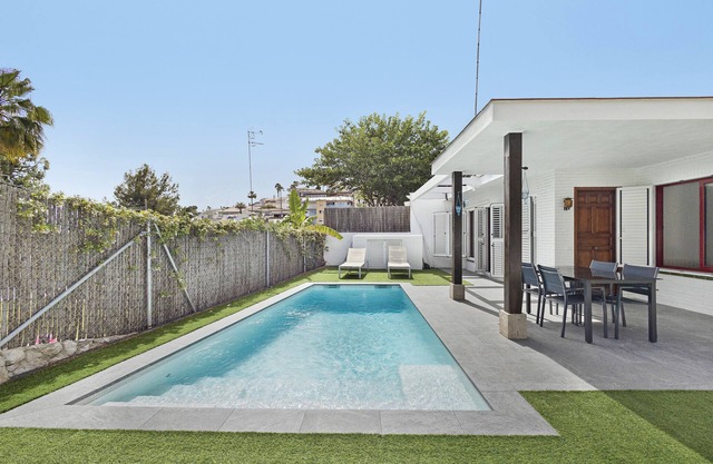 Casa de vacaciones con vistas a la montaña, piscina privada, aire acondicionado y WiFi