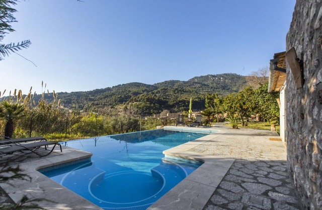 Casa de vacaciones "Es Tarongers" con vistas a la montaña, jardín, terraza y piscina
