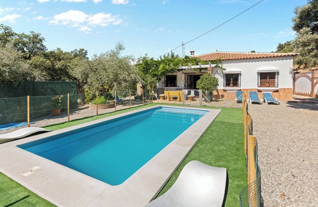 Casa de vacaciones 'Finca Rural Mazuqueto' con vistas a la montaña, piscina privada y Wi-Fi