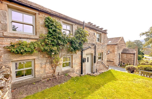 Holiday home for 4 people, breath taking scenery, bike storage, WiFi & only a short walk to the pub.