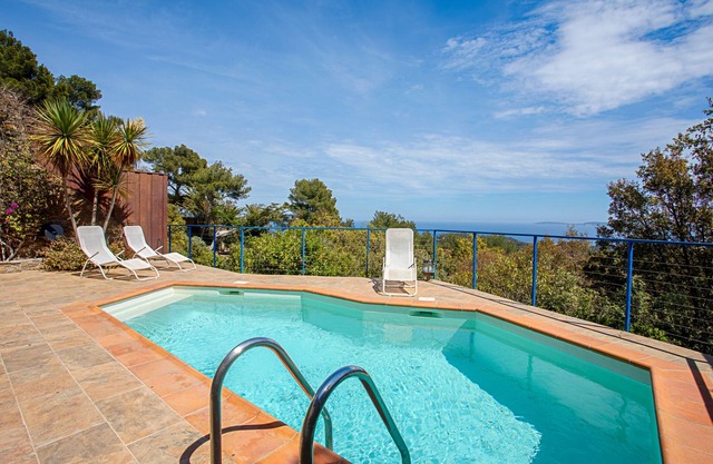 Casa de vacaciones con vistas al mar, piscina privada y aire acondicionado