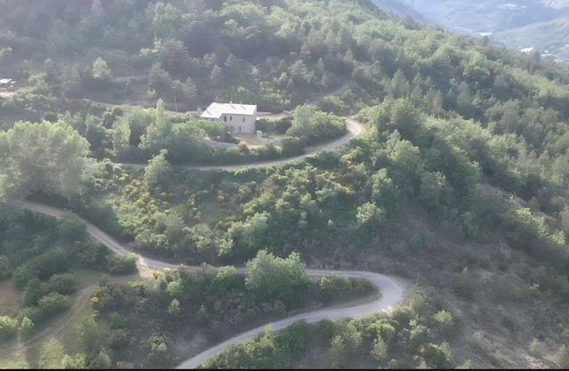 Casa de vacaciones 'Fonfroide, Drome Provençale' con vistas a la montaña y jardín privado