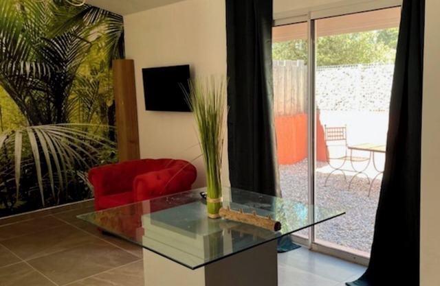 Casa de vacaciones "Gîte - Les Salons du Bastier" con jardín privado y Wi-Fi