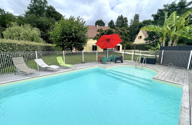 Casa de vacaciones 'Gîte La Sarrazine' con piscina privada, terraza privada y Wi-Fi