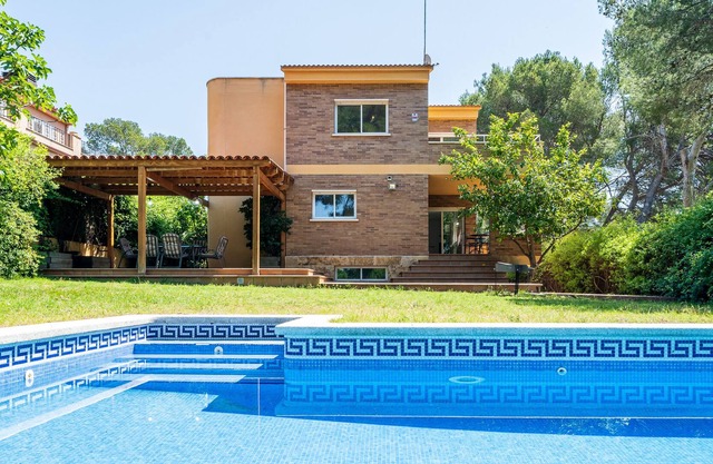 "Global Boscos" con vistas al mar, piscina privada, terraza, aire acondicionado y Wi-Fi