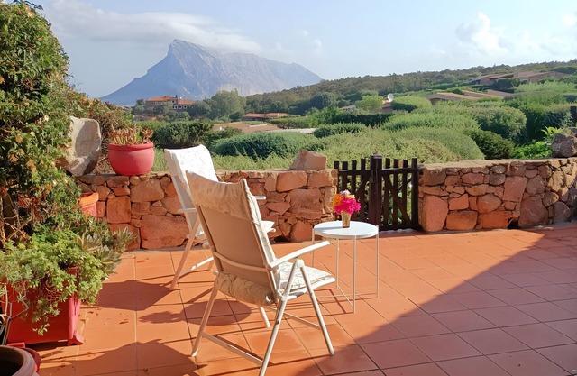 Casa de vacaciones 'Graziella' con vistas al mar, piscina compartida y terraza compartida