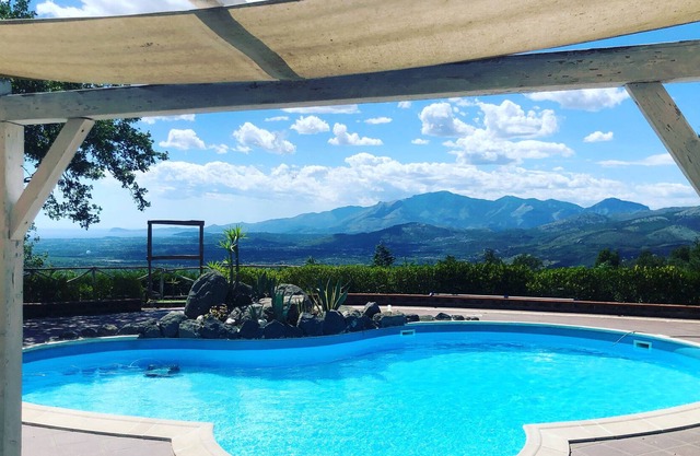 Casa de vacaciones 'Hill House La Roccia' con vistas al mar, piscina compartida y jardín compartido