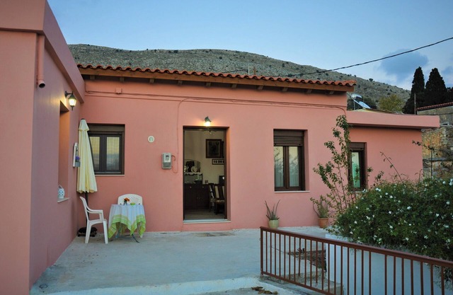 Casa de vacaciones 'Casa En Alquiler En Apostolous' con vistas a la montaña, jardín privado y Wi-Fi