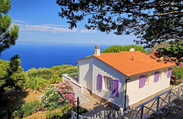 Villa de vacaciones Elba en una posición panorámica mágica sobre el mar