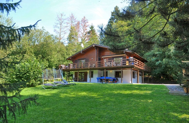 Precioso chalet de madera con gran jardín.