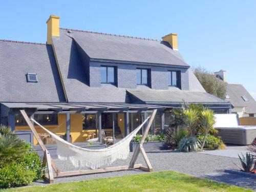 Holiday Home in Guisseny with Jacuzzi & Beach