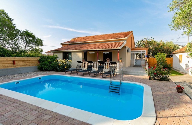 Casa Vacacional con Encanto en Zemunik Donji con Piscina