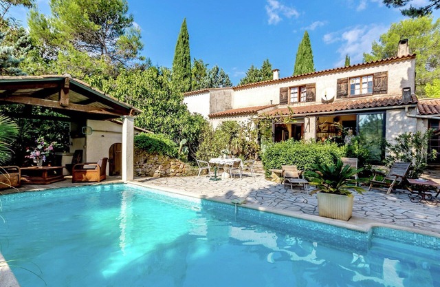 Casa Vacacional en Le Luc con Piscina y Viñedos