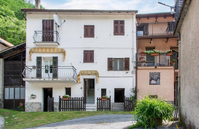 Casa con jardín en el interior de Liguria