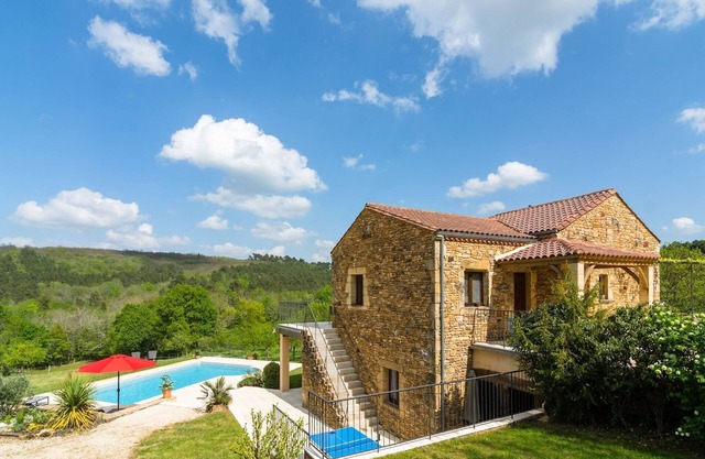 Tranquila casa de vacaciones con piscina