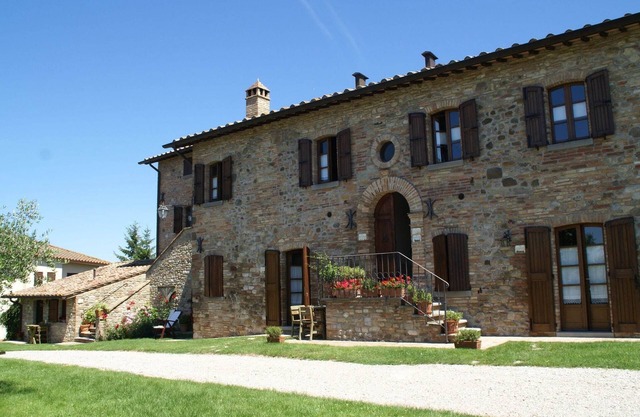 Casa en Montone con piscina y jardín