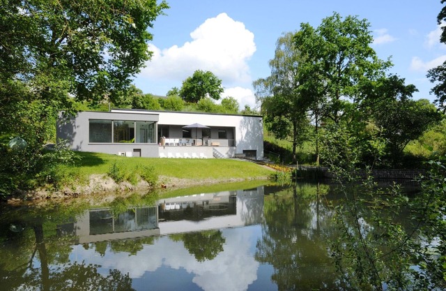 Villa moderna con piscina cubierta