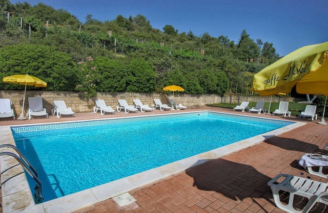Acogedora casa rural en Paciano con piscina