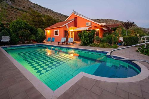 Holiday home in Podstrana 7300