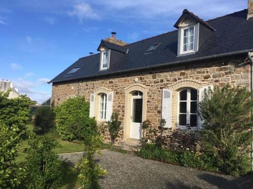 Holiday Home in Primel near Sandy Beach