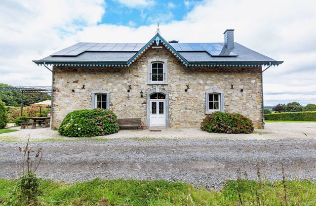 Acogedora casa de vacaciones en Saint-Hubert con sauna